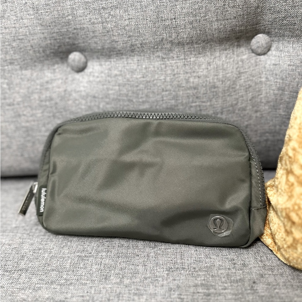 BRAND NEW Lululemon Everywhere Belt Bag 1L in Grey Sage